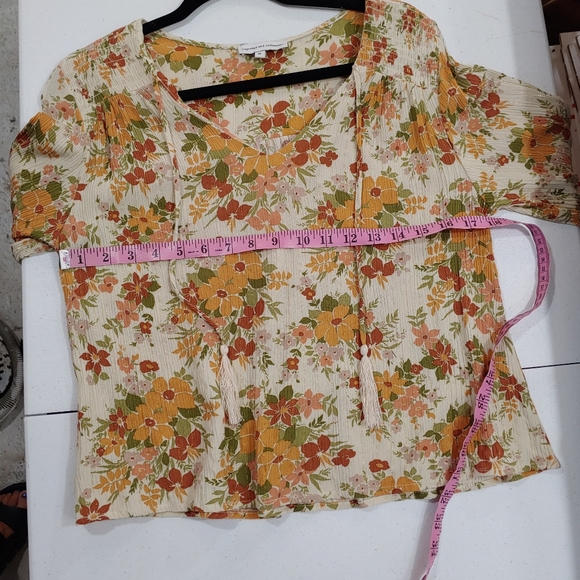 CUPCAKES AND CASHMERE FLORAL PULLOVER TOP (154) - Picture 14 of 16